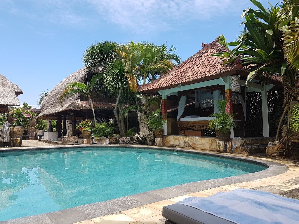 massage huisje naast zwembad